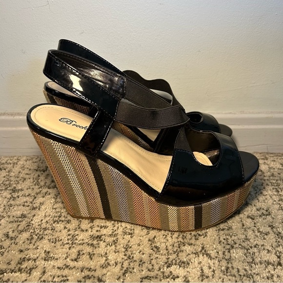 NWOB Breckelles Black Strappy Peep Toe Wedges Size 10 - Picture 1 of 11